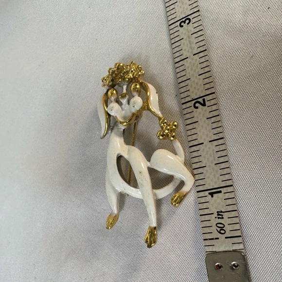 Smiling poodle pin - Picture 7 of 7